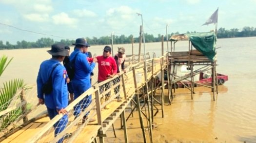 Tim Ditpolairud Sumatera Selatan Iku Melakukan  Pencarian Terhadap Ipan Nurzaman yang Diterkam Buaya di Sungai Teluk Betung (Foto : Dok Polda)