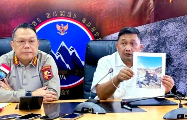 Kasatgas Gakkum Operasi Damai Cartenz-2026 Kombes Pol. I Gusti Gde Era Adhinata dan Kasatgas Humas Operasi Damai Cartenz-2026 Kombes Pol. Yusuf Sutejo Saat Memberi Keterangan Pers di Timika (Foto : Istimewa)