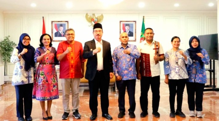 Screenshot_20260709-215825_Chrome Gubernur Maluku Hendrik Lewerissa (peci hitam) Menerima Audiensi Jajaran Ombudsman RI Perwakilan Maluku (Foto : Istimewa)