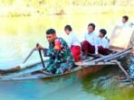 TNI Hadir Membantu Siswa di Jeneponto Menyeberang Sungai Menggunakan Perahu