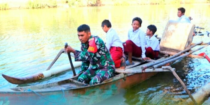 TNI Hadir Membantu Siswa di Jeneponto Menyeberang Sungai Menggunakan Perahu
