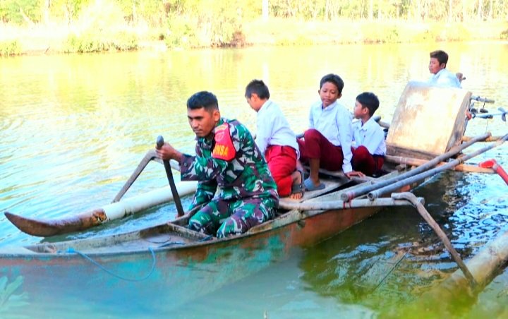 Screenshot_20260715-063107_Google TNI Hadir Membantu Siswa di Jeneponto Menyeberang Sungai Menggunakan Perahu