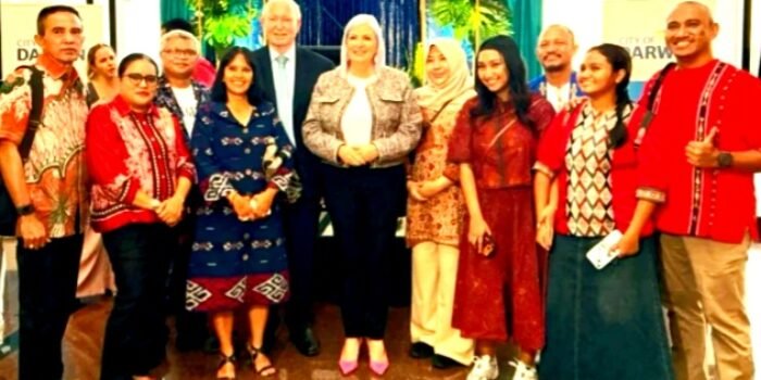 Delegasi Ambon Sailing Communitty Foto Bersama Lord Mayor Australia KJRI Darwin serta Direktur AIBC Kate Helen (Foto : Istimewa)
