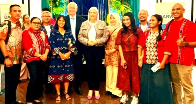 Screenshot_20260715-184436_Samsung Browser Delegasi Ambon Sailing Communitty Foto Bersama Lord Mayor Australia KJRI Darwin serta Direktur AIBC Kate Helen (Foto : Istimewa)
