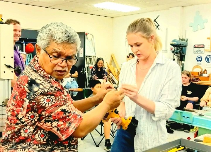 Wakil Rektor III Institut Agama Kristen Negeri Ambon, Dr. Branckly Picanussa Sedang Mengajari Mahasiswi Charles Darwin University terkait Musik Bambu (Foto : Istimewa)