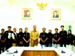 Gubernur Maluku Hendrik Lewerissa (tengah) Foto Bersama PPI Amerop dan Berpesan Ceritakan Banda ke Dunia (Foto : Istimewa)