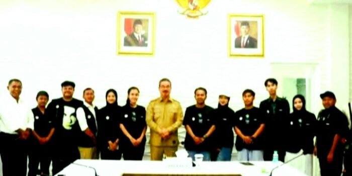 Gubernur Maluku Hendrik Lewerissa (tengah) Foto Bersama PPI Amerop dan Berpesan Ceritakan Banda ke Dunia (Foto : Istimewa)