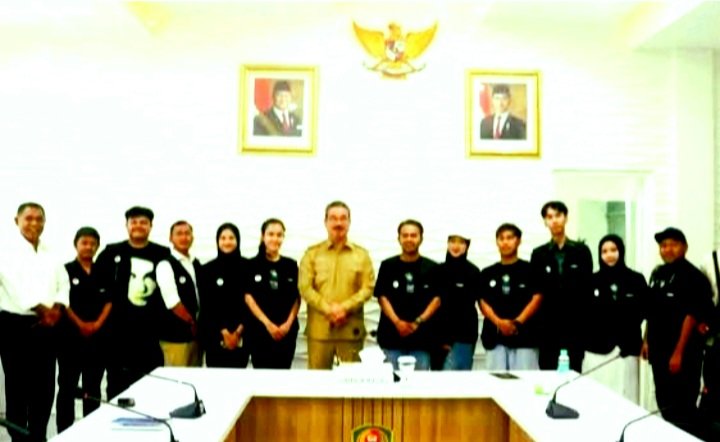 Gubernur Maluku Hendrik Lewerissa (tengah) Foto Bersama PPI Amerop dan Berpesan Ceritakan Banda ke Dunia (Foto : Istimewa)