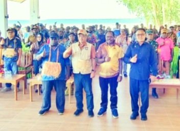 Plh Direktur Pendaftaran Penduduk dan Pencatatan Sipil Kemendagri, Ahmad Ridwan, SE., M.Si Bersama Bupati Nabire Mesak Migai Menutup Program Jebol Adminstasi Krpendudukan