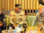 Ketua Komisi III DPR RI, Habiburokhman berbincang dengan Kapolda Papua Tengah, Brigjen Pol. Jermias Rontini, dan Wabup Mimika Emanuel Kemong (Foto : Istimewa)