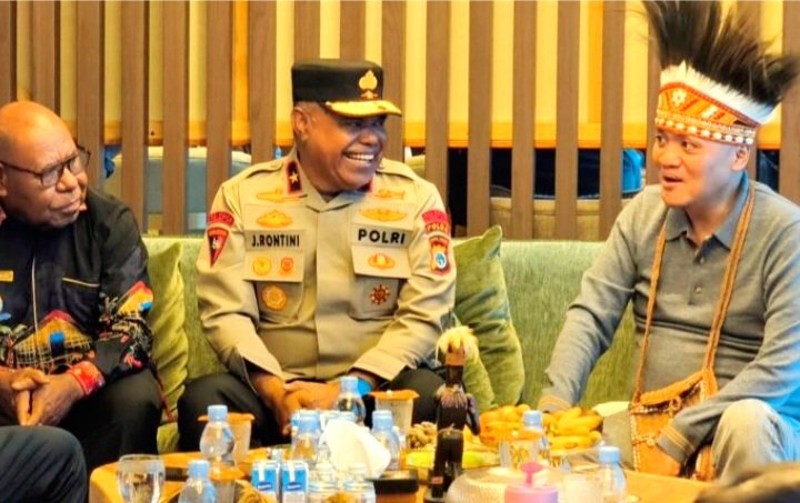 Screenshot_20260725-080819_Chrome Ketua Komisi III DPR RI, Habiburokhman berbincang dengan Kapolda Papua Tengah, Brigjen Pol. Jermias Rontini, dan Wabup Mimika Emanuel Kemong (Foto : Istimewa)
