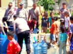 Polres SBT Salurkan Air Bersih Bagi Warga Desa Engglas