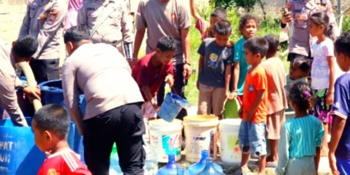 Polres SBT Salurkan Air Bersih Bagi Warga Desa Engglas