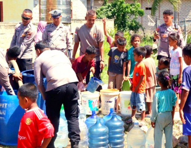 Screenshot_20260726-222807_Chrome Polres SBT Salurkan Air Bersih Bagi Warga Desa Engglas