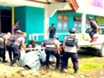 Proses Evakuasi Benda diduga sisa Bom Pesawat oleh Tim Gegana Brimob Polda Maluku di depan Gedung Percetakan Negara Ambon (Istimewa)