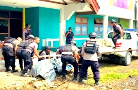 Screenshot_20260727-200400_Chrome Proses Evakuasi Benda diduga sisa Bom Pesawat oleh Tim Gegana Brimob Polda Maluku di depan Gedung Percetakan Negara Ambon (Istimewa)