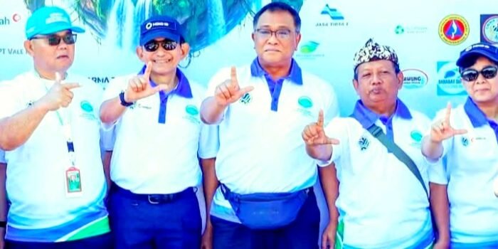 Menteri LH Jumhur Hidayat (tengah) Foto Bersama Peserta Konferensi Sungai Indonesia 2026 di Mojokerto Jatim