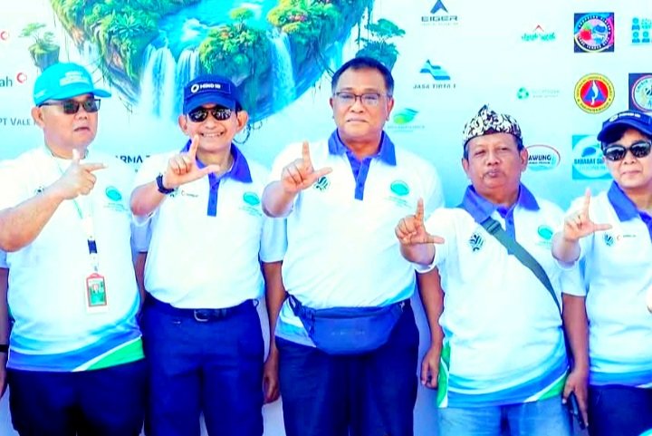 Menteri LH Jumhur Hidayat (tengah) Foto Bersama Peserta Konferensi Sungai Indonesia 2026 di Mojokerto Jatim