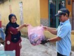 WhatsApp Image 2026-07-08 at 15.30.18 PJLP Sudin Lingkungan Hidup Kepulauan Seribu, Agung, menenerima kantong pemilahan sampah kepada warga Pulau Sabira saat sosialisasi door to door guna meningkatkan partisipasi masyarakat dalam Gerakan Pilah Sampah dari Sumber. Foto: Istimewa