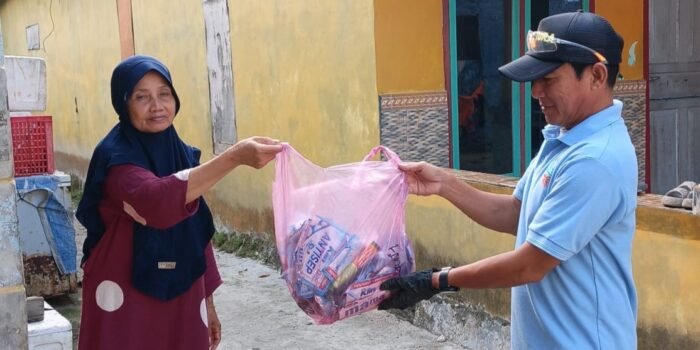 WhatsApp Image 2026-07-08 at 15.30.18 PJLP Sudin Lingkungan Hidup Kepulauan Seribu, Agung, menenerima kantong pemilahan sampah kepada warga Pulau Sabira saat sosialisasi door to door guna meningkatkan partisipasi masyarakat dalam Gerakan Pilah Sampah dari Sumber. Foto: Istimewa