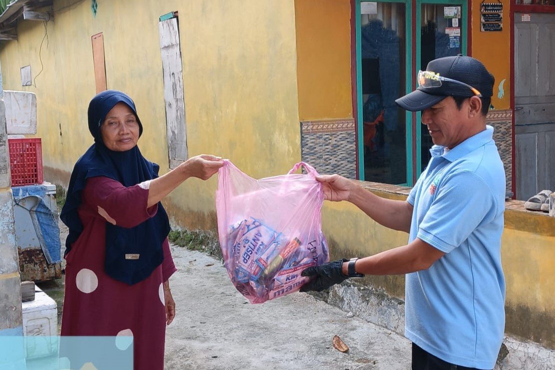WhatsApp Image 2026-07-08 at 15.30.18 PJLP Sudin Lingkungan Hidup Kepulauan Seribu, Agung, menenerima kantong pemilahan sampah kepada warga Pulau Sabira saat sosialisasi door to door guna meningkatkan partisipasi masyarakat dalam Gerakan Pilah Sampah dari Sumber. Foto: Istimewa