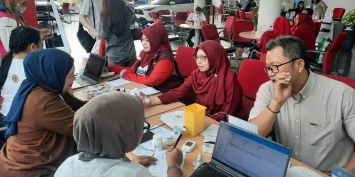 Aksi karyawan Auto 2000 Kapuk saat mengikuti kegiatan donor darah sukarela bersama PDDI DKI Jakarta.