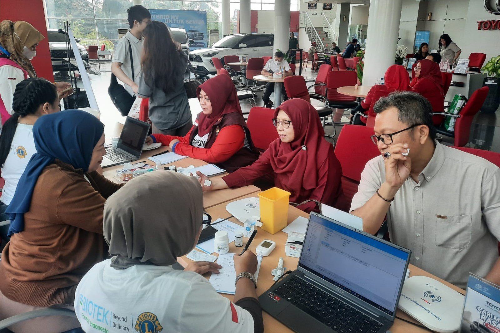 WhatsApp Image 2026-07-18 at 13.51.59 Aksi karyawan Auto 2000 Kapuk saat mengikuti kegiatan donor darah sukarela bersama PDDI DKI Jakarta.