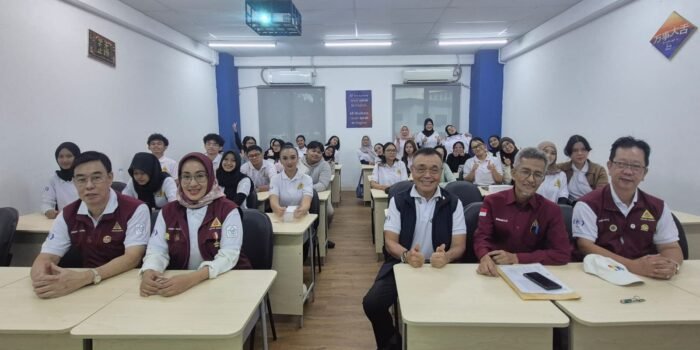Pengurus PDDI DKI Jakarta dan mahasiswa President University foto bersama dalam kegiatan sosialisasi donor darah sukarela
