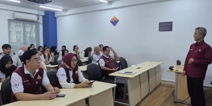 Sekretaris PDDI DKI Jakarta Endang K.S. memberikan pemaparan materi diseminasi donor darah di depan mahasiswa President University 4. Kutipan Pilihan (Quo
