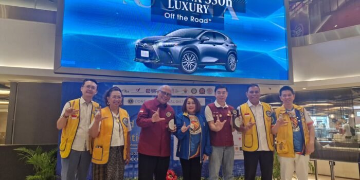Penyerahan plakat penghargaan dari Lions International District 307 A1 kepada Ketua PDDI DKI Jakarta Pudji Hartanto Iskandar di Central Park 2.