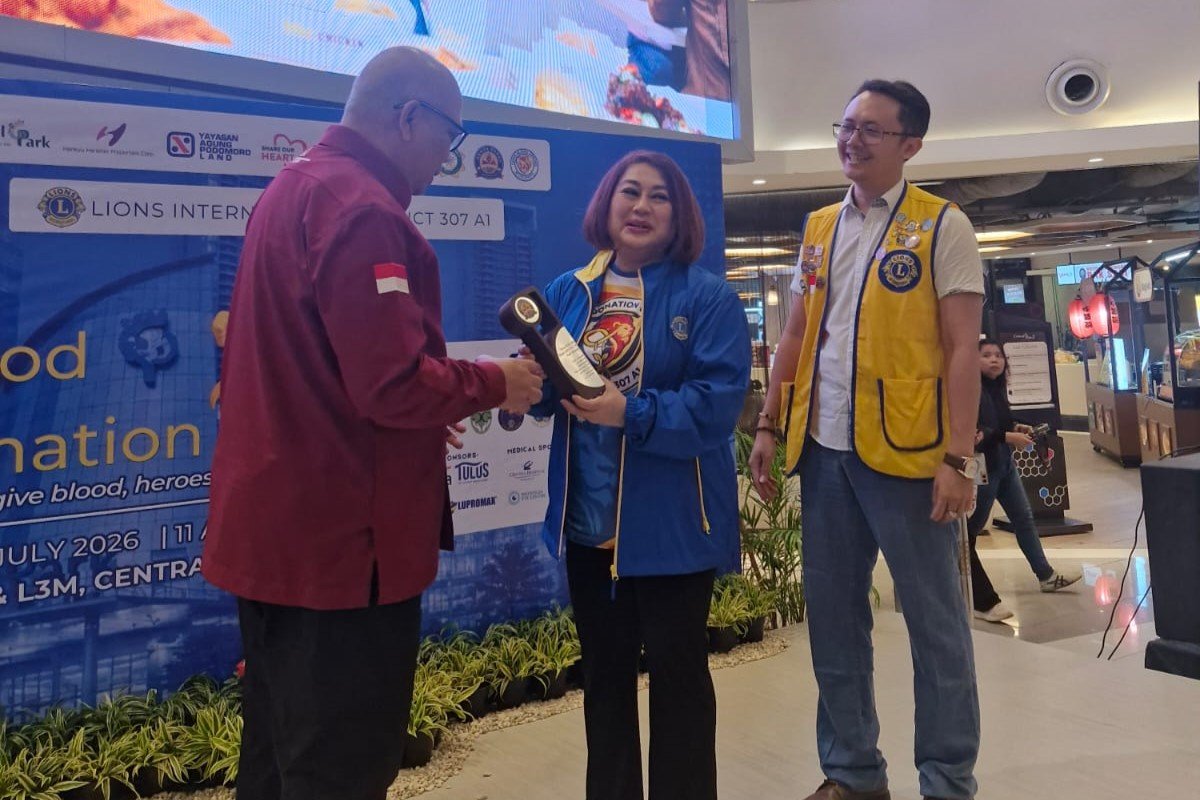 Penyerahan plakat penghargaan dari District Governor Lions International District 307 A1 Solida Abdy Ramly kepada Ketua PDDI DKI Jakarta Pudji Hartanto Iskandar di lokasi aksi donor darah Central Park 2.