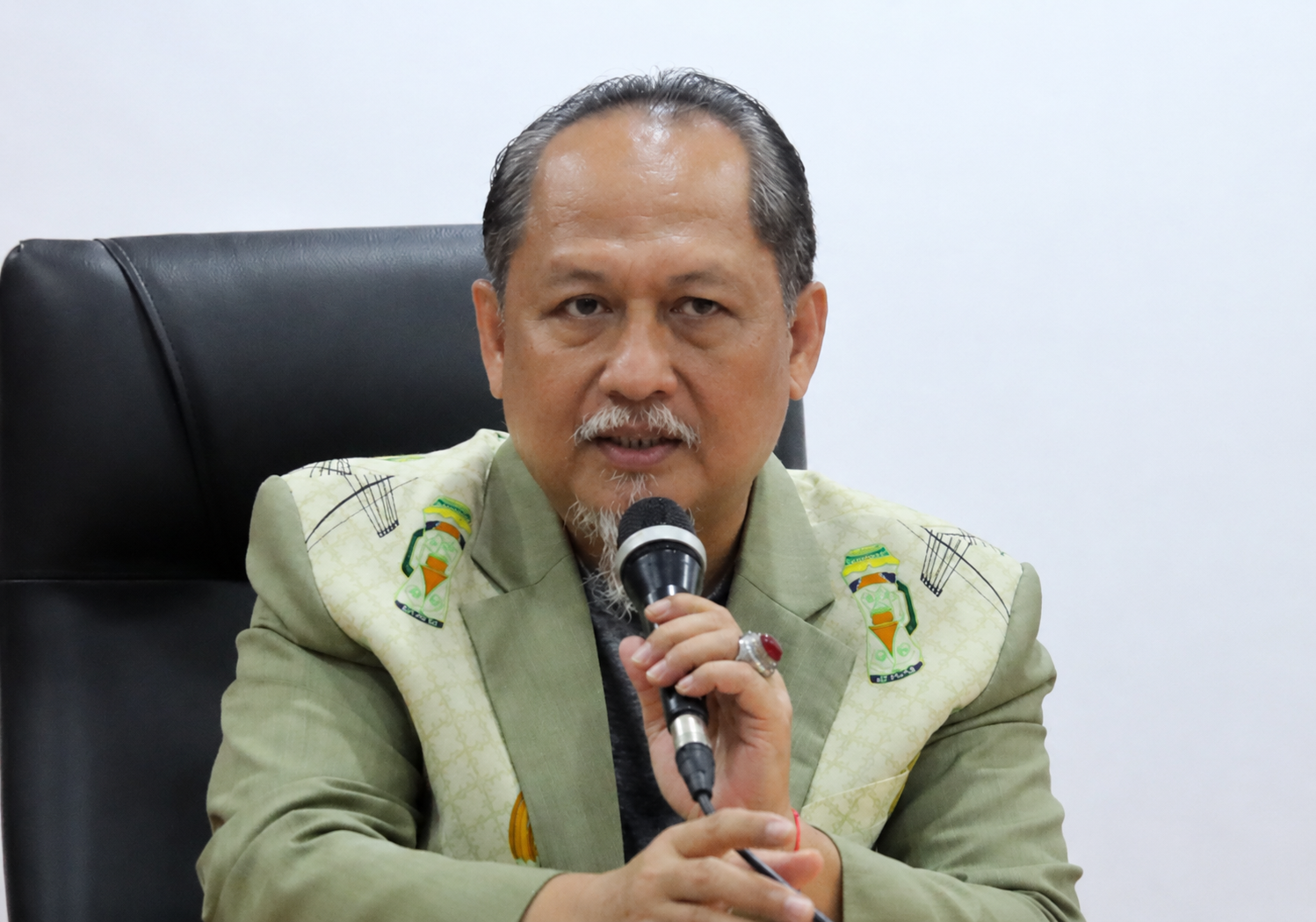 Sosok Achmad Yani Rifai Yusuf atau Achmad JRJ saat berinteraksi dengan masyarakat.