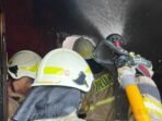 Kebakaran Rumah di Papanggo Berhasil Dipadamkan Petugas pemadam kebakaran saat melakukan penanganan kebakaran rumah di Papanggo.