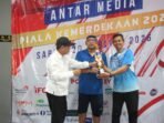 9804a92f-4161-43a5-afce-56ac9a0e0f50 Ketua Amki jaya saat menyerahkan piala kepada pemenang turnamen tenis meja antar media ( Humas amkijaya)