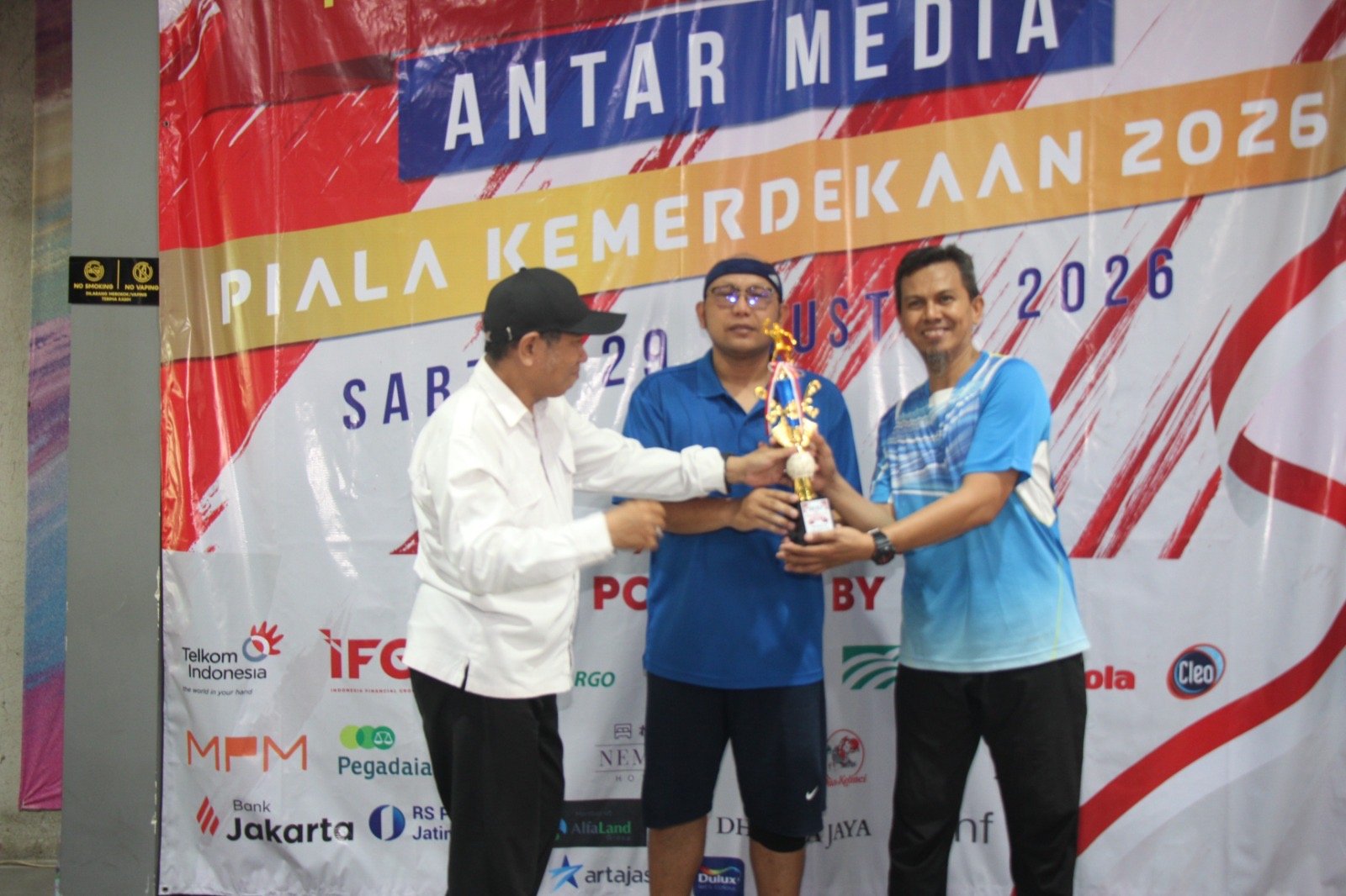 9804a92f-4161-43a5-afce-56ac9a0e0f50 Ketua Amki jaya saat menyerahkan piala kepada pemenang turnamen tenis meja antar media ( Humas amkijaya)