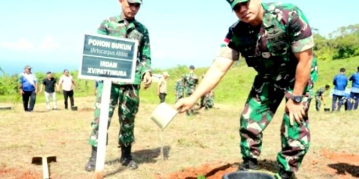 Pangdam XV/Pattimura Mayjen TNI Dody Triwinarto Mencanagkan Penanaman Sejuta Anakan Sukun Perkuat Ketahanan Pangan Maluku