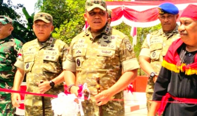 Pangdam XV/Pattimura Mayjen TNI Fody Triwinarto Meresmikan Jembatan Garuda Dusun Layuen Desa Lumoli Seram Bagian Batat