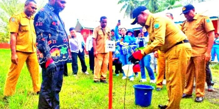 Screenshot_20260815-062919_Samsung Browser Gubernur Papua Barat Dominggus Mandacan Mencanangkan Penanaman Satu Juta Anakan Pohon Matoa
