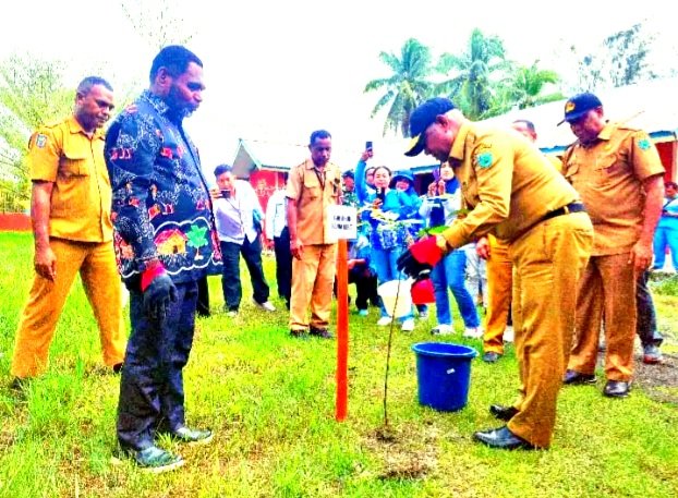 Screenshot_20260815-062919_Samsung Browser Gubernur Papua Barat Dominggus Mandacan Mencanangkan Penanaman Satu Juta Anakan Pohon Matoa