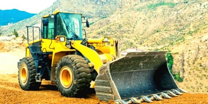 Alat Brat Loader Terus Membersihkan Jalan Tertimbun Longsoran Akibat Gempa Magnitudo 7,7