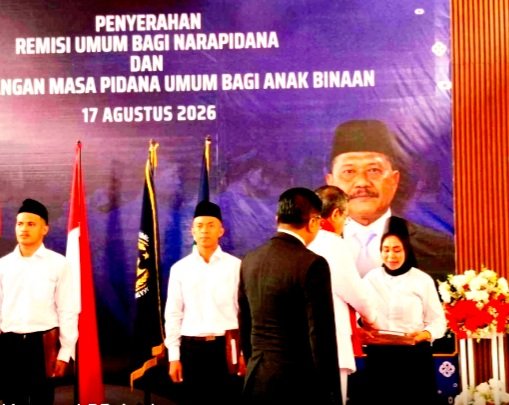 Screenshot_20260818-150408_Chrome Gubernur Maluku Hendrik Lewerissa Menyerahkan Remisi Khusus Kemerdekaan Kepada Warga Binaan
