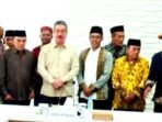 Screenshot_20260828-093909_Google Gubernur Maluku Hendrik Lewerissa (tengah) Foto Bersama Para Raja, Tokoh Adat, Tokoh Agama Kabupaten Buru