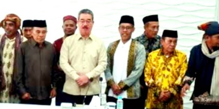 Screenshot_20260828-093909_Google Gubernur Maluku Hendrik Lewerissa (tengah) Foto Bersama Para Raja, Tokoh Adat, Tokoh Agama Kabupaten Buru