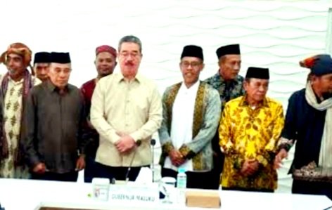 Screenshot_20260828-093909_Google Gubernur Maluku Hendrik Lewerissa (tengah) Foto Bersama Para Raja, Tokoh Adat, Tokoh Agama Kabupaten Buru