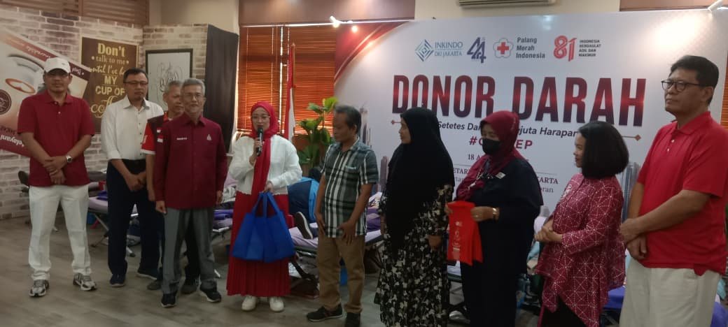 Ketua DPP INKINDO DKI Jakarta Afsdyah Eky Vitalina menyerahkan bingkisan apresiasi secara simbolis kepada pendonor darah atas partisipasinya.