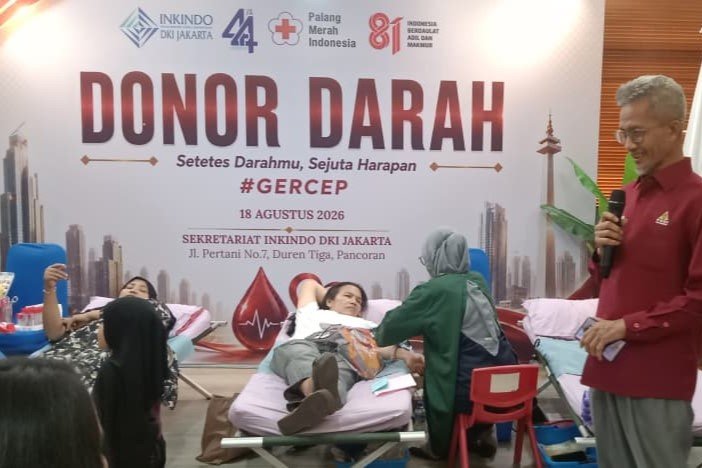 Sekretaris PDDI DKI Jakarta Endang K.S. memberikan sambutan saat meninjau pelaksanaan aksi donor darah di kantor INKINDO DKI Jakarta.