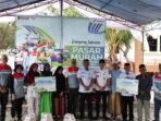 WhatsApp Image 2026-08-19 at 13.28.31 Camat Kepulauan Seribu Utara bersama manajemen PHE OSES dan perwakilan warga berpose memegang plakat simbolis bantuan 1.000 paket sembako dan sarana masjid di Pulau Kelapa.