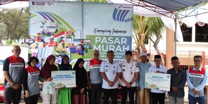Camat Kepulauan Seribu Utara bersama manajemen PHE OSES dan perwakilan warga berpose memegang plakat simbolis bantuan 1.000 paket sembako dan sarana masjid di Pulau Kelapa.