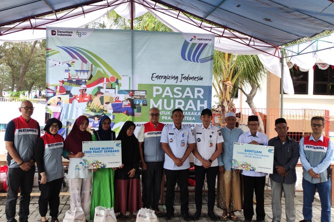 Camat Kepulauan Seribu Utara bersama manajemen PHE OSES dan perwakilan warga berpose memegang plakat simbolis bantuan 1.000 paket sembako dan sarana masjid di Pulau Kelapa.