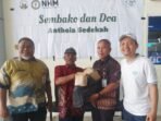 Penyerahan paket bantuan sembako secara simbolis kepada warga penerima manfaat dalam program "Sembako dan Doa Antheia Sedekah" yang berkolaborasi dengan PT Nusa Halmahera Minerals (NHM) Gosowong Gold Mine dan Yayasan Al-Qohhar. (Foto: Istimewa)